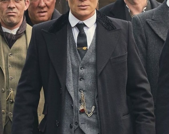 Le style emblématique des Shelby dans Peaky Blinders : un retour vers le chic des années 1920