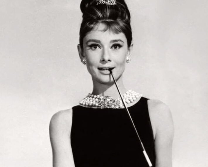 L’Élégance Éternelle : Audrey Hepburn et la Robe Noire de Givenchy