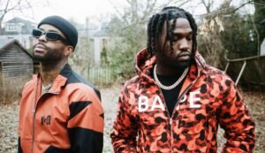 The Weeknd injecte l’esthétique sombre et graphique de XO dans une capsule avec BAPE, entre camouflage digital et romantisme nocturne.