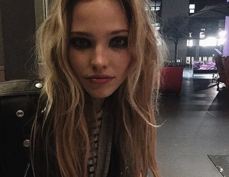 Le comeback de la Messy Girl : l’esprit grunge qui détonne face à la « Clean Girl »